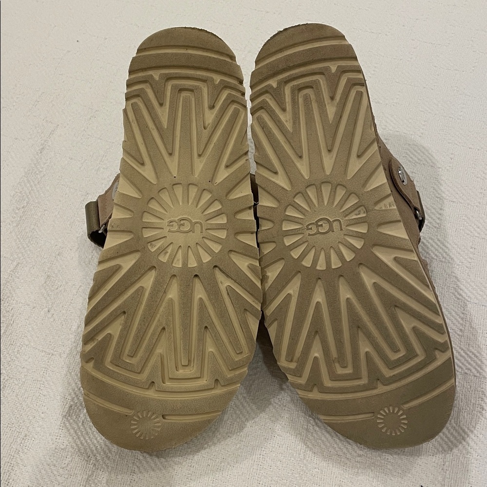 Ugg Goldenstar platform sandals in sand color size 8 - Picture 9 of 14